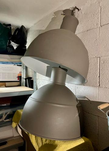 Grote grijze lampen