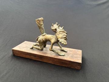 Oud Afrikaanse tribale kunst bronzen beeldje op houten plank beschikbaar voor biedingen