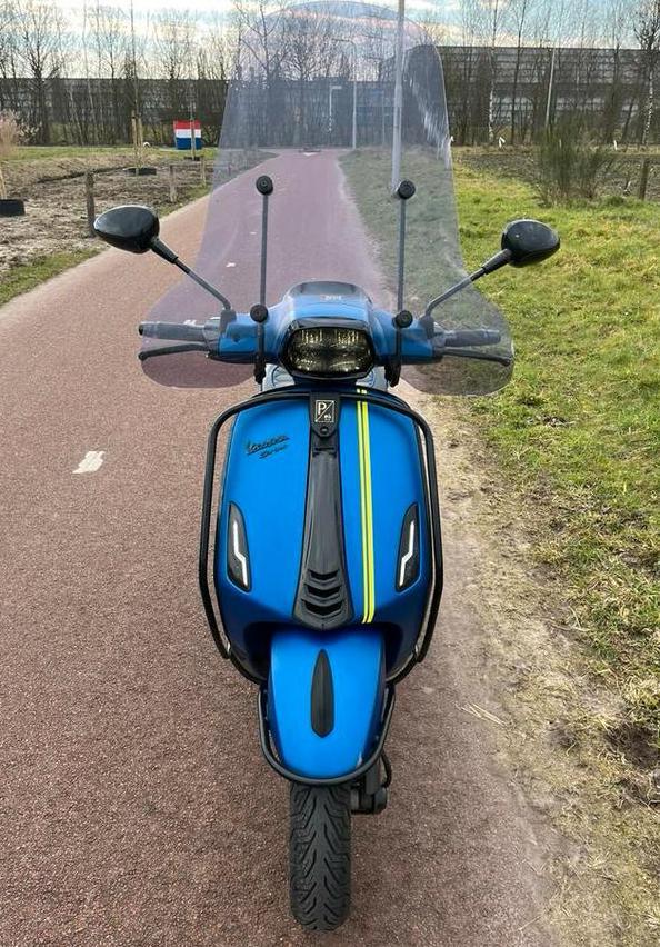 Vespa sprint 80cc custom carbon, Fietsen en Brommers, Scooters | Vespa, Zo goed als nieuw, Vespa S, Benzine, Ophalen