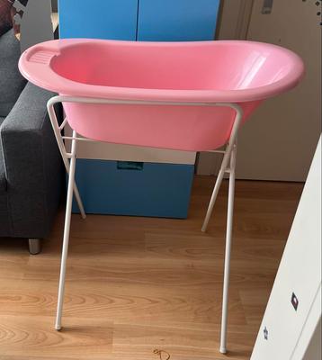 Roze babybadje met standaard beschikbaar voor biedingen