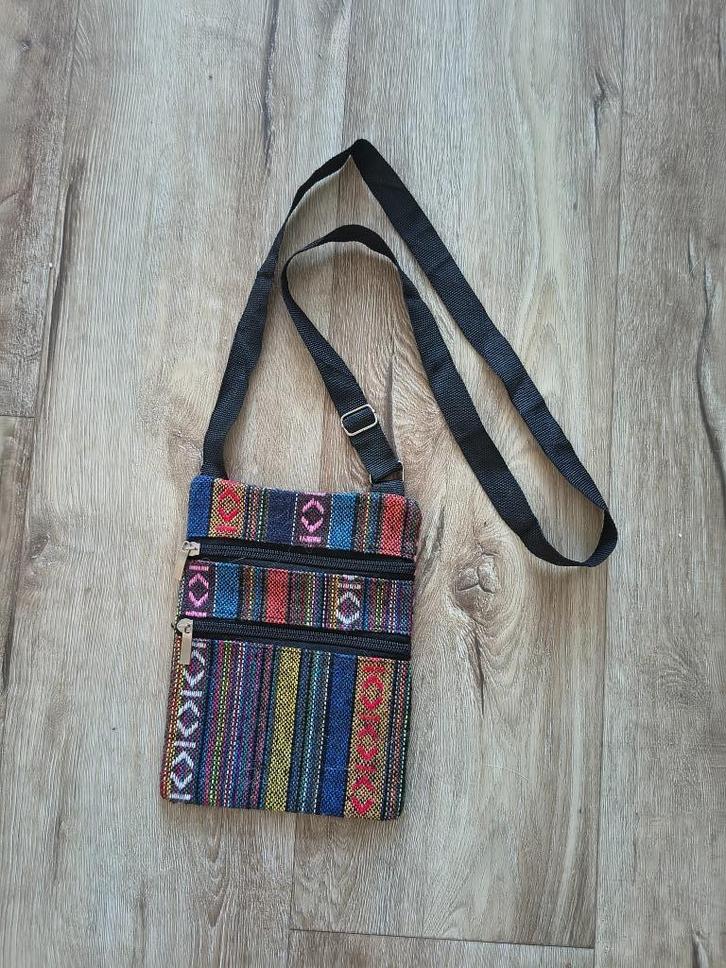 Prachtige gekleurde Aztec schoudertas, paspoort tas ritsen., Sieraden, Tassen en Uiterlijk, Tassen | Schoudertassen, Zo goed als nieuw