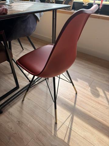 2 ( eetkamer) stoelen €10,00 p stuk beschikbaar voor biedingen