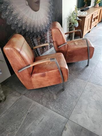Twee lederen fauteuils met RVS details beschikbaar voor biedingen