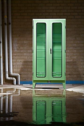 Industriële vitrinekast, dokterskast, apothekerskast beschikbaar voor biedingen
