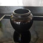 Vaasje, Zwart, Aardewerk of Porselein, Ophalen of Verzenden, Zo goed als nieuw