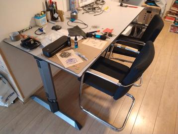 Gratis bureau met stoelen gratis afhalen in leiden 