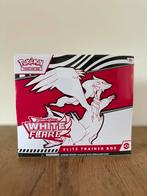 White Flare Elite Trainerbox pokemon Scarlet & Violet, Ophalen of Verzenden, Nieuw, Foil