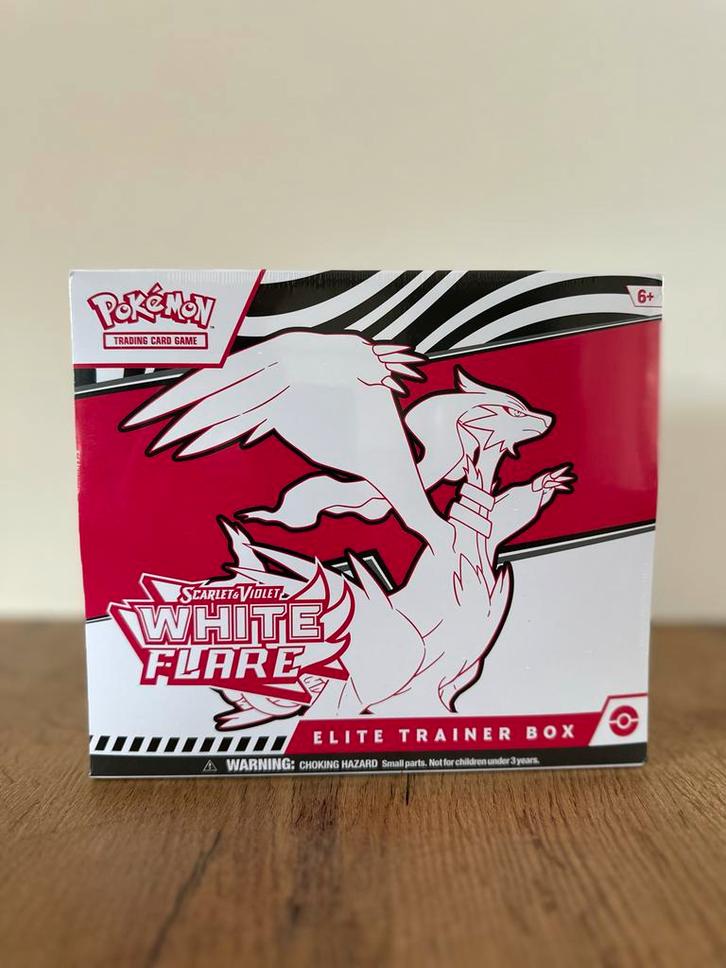 White Flare Elite Trainerbox pokemon Scarlet & Violet, Hobby en Vrije tijd, Verzamelkaartspellen | Pokémon, Nieuw, Foil, Ophalen of Verzenden