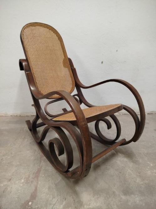 Vintage schommelstoel met rotan zitting – Thonet stijl 1970, Antiek en Kunst, Antiek | Meubels | Stoelen en Banken, Ophalen