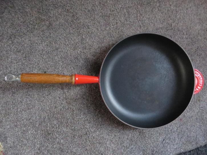 Le Creuset Franse gietijzer pan met houten steel, oranje, Huis en Inrichting, Keuken | Potten en Pannen, Gebruikt, Koekenpan of Braadpan