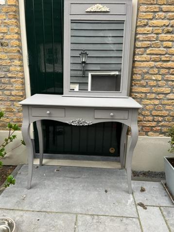 Franse kaptafel beschikbaar voor biedingen
