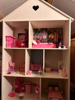 Houten poppenhuis met Barbies en toebehoren, Kinderen en Baby's, Speelgoed | Poppenhuizen, Ophalen, Zo goed als nieuw, Poppenhuis