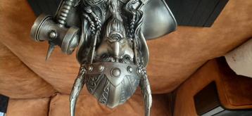 prachtige, bronskleurige, beelden van Odin en Thor beschikbaar voor biedingen