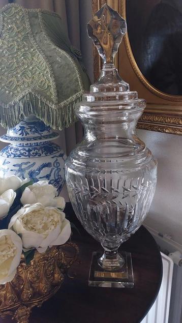 Mooie zeer grote Engelse dekselpot  "65 CM HOOG" beschikbaar voor biedingen