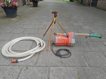 Waterpomp,  slang en sproeier.  beschikbaar voor biedingen