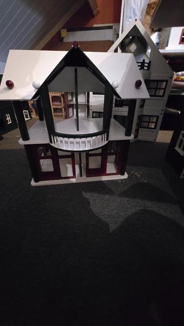 Poppenhuis heel fraai beschikbaar voor biedingen