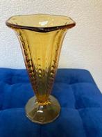 Bewerkte Art Deco kelkvaas van amberkleurig glas, Ophalen of Verzenden