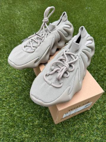  YEEZY 450 Stone Flax maat 44, 2/3 beschikbaar voor biedingen