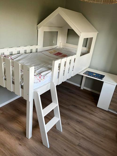 Halfhoogslaper met huisje en bureau incl. lattenbodem, Kinderen en Baby's, Kinderkamer | Stapelbedden en Hoogslapers, Gebruikt