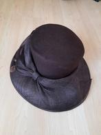 BRUINE HOED 57 CM MET STRIK EN VEREN MERK BALFOUR, Kleding | Dames, Ophalen of Verzenden, Zo goed als nieuw, 56 of 57 cm (M, 7 of 7⅛ inch)