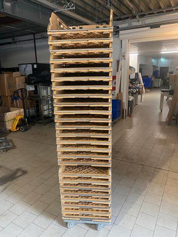 Broodkar met 25 Broodrekken beschikbaar voor biedingen