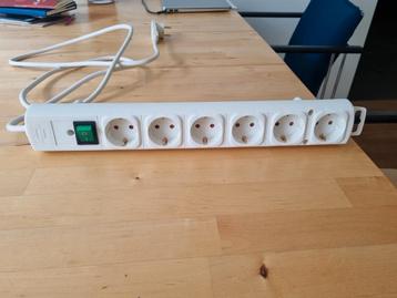 Witte stekkerdoos voor  6 stekkers beschikbaar voor biedingen