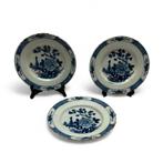 Drie 18e eeuwse Delftse borden, Anthonij Pennis, 2 Scheepjes, Ophalen of Verzenden