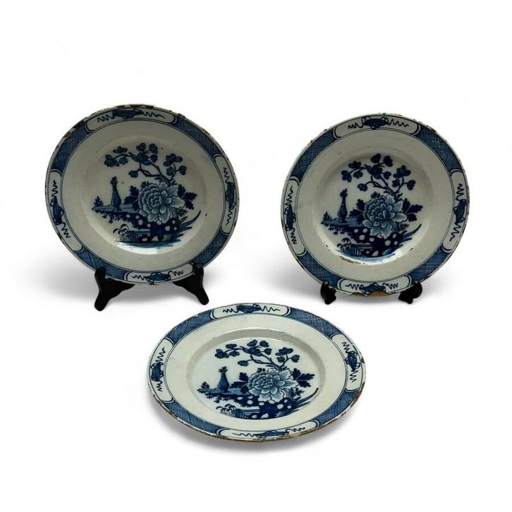 Drie 18e eeuwse Delftse borden, Anthonij Pennis, 2 Scheepjes, Antiek en Kunst, Antiek | Wandborden en Tegels, Ophalen of Verzenden