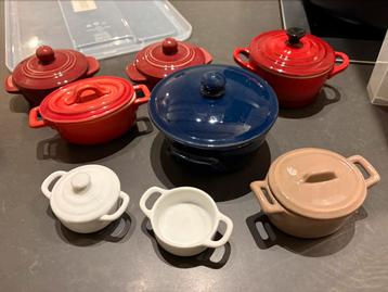 Set kleine stoofpannentjes beschikbaar voor biedingen