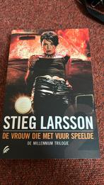 Stieg Larsson - De vrouw die met vuur speelde, Ophalen of Verzenden, Zo goed als nieuw, Nederland, Stieg Larsson