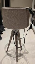 Tafellamp houten 3 poot met beige kap, Ophalen, Stof, 50 tot 75 cm