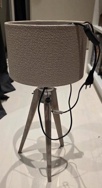 Tafellamp houten 3 poot met beige kap beschikbaar voor biedingen