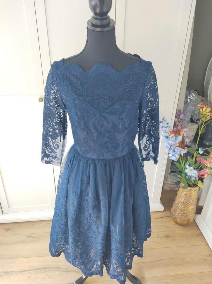 Prachtige jurk Ch Chi als nieuw! En top kwaliteit., Kleding | Dames, Jurken, Zo goed als nieuw, Maat 42/44 (L), Blauw, Onder de knie