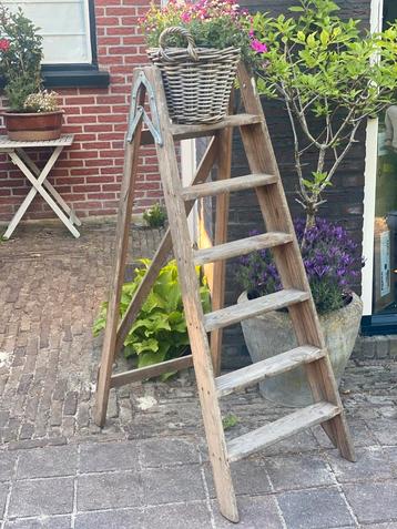 Houten trap als decoratie of voor functioneel gebruik  beschikbaar voor biedingen