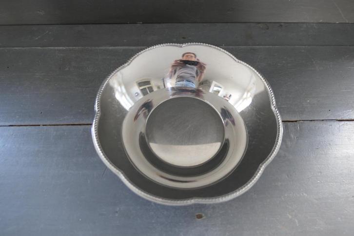 Vintage Alessi RVS ronde schaal met geschulpte parelrand, Huis en Inrichting, Keuken | Servies, Zo goed als nieuw, Schaal of Schalen