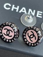 Chanel oorbellen roze met zwart en strass, Met strass, Knopjes of Stekers, Ophalen of Verzenden, Zo goed als nieuw