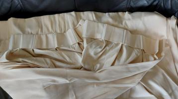 2 mooie lange gordijnen in crème kleur met figuurtje ca.2.14 beschikbaar voor biedingen