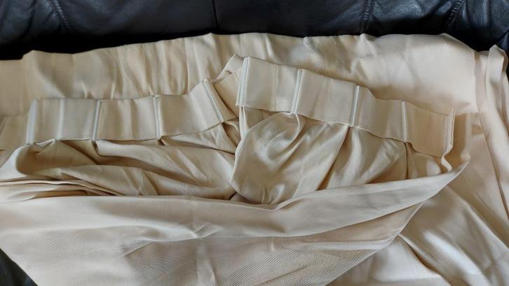 2 mooie lange gordijnen in crème kleur met figuurtje ca.2.14, Huis en Inrichting, Stoffering | Gordijnen en Lamellen, Gebruikt