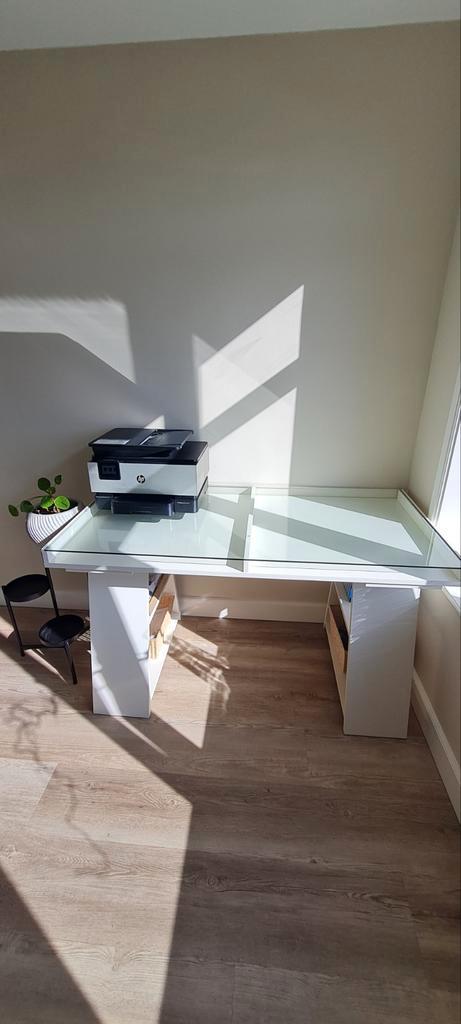 Ikea bureau met glasplaat, Huis en Inrichting, Bureaus, Gebruikt, Ophalen