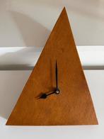 Vintage driehoek klok - massief hout - jaren 60/70, Ophalen of Verzenden, Gebruikt, Analoog, Wekker of Tafelklok
