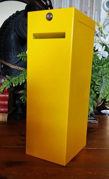 Industrieel geel metalen brievenbus postbox 17 x 14 cm beschikbaar voor biedingen