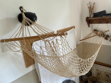 Katoenen hangmat met houten spreidstokken  beschikbaar voor biedingen