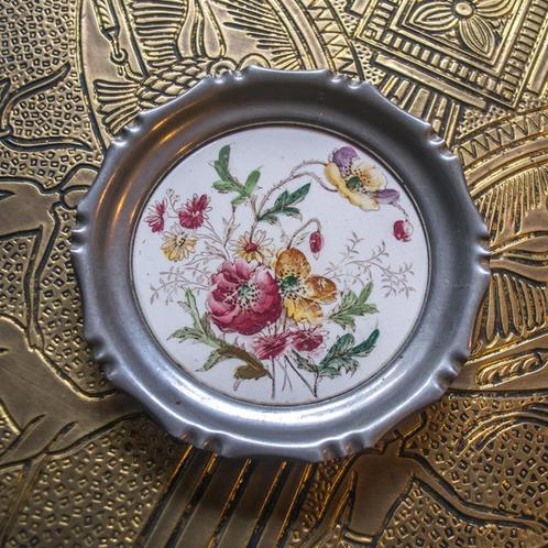 Vintage, brocante porseleinen onderzetter bloemen, metaal, Antiek en Kunst, Curiosa en Brocante, Ophalen of Verzenden