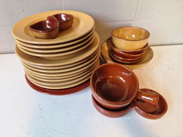 Geelbruin Aardewerk Servies beschikbaar voor biedingen