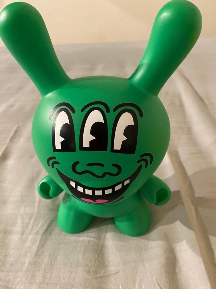 Keith Haring - Kidrobot Three Eyed Monster 8" Dunny Green, Verzamelen, Beelden en Beeldjes, Nieuw, Fantasy, Ophalen of Verzenden