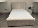 Paneelbed met een modern design en duurzame afwerking., Huis en Inrichting, Ophalen of Verzenden