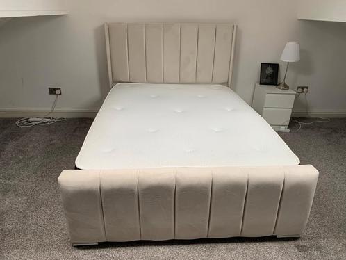 Paneelbed met een modern design en duurzame afwerking., Huis en Inrichting, Slaapkamer | Beddengoed, Ophalen of Verzenden