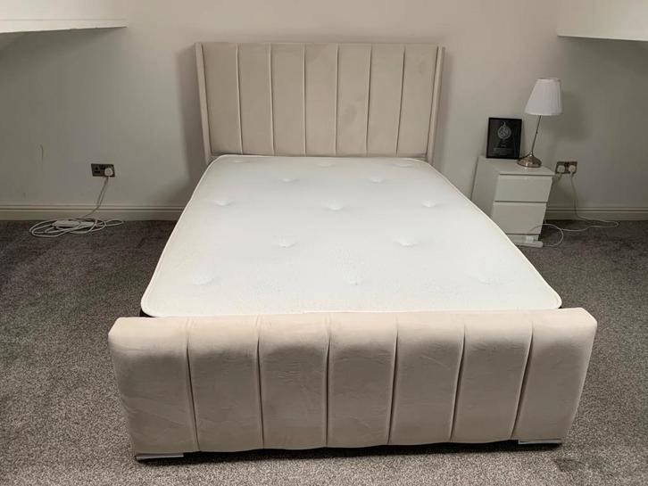 Paneelbed met een modern design en duurzame afwerking., Huis en Inrichting, Slaapkamer | Beddengoed, Ophalen of Verzenden