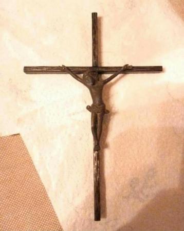 Oude metalen vintage Kruisbeeld. beschikbaar voor biedingen