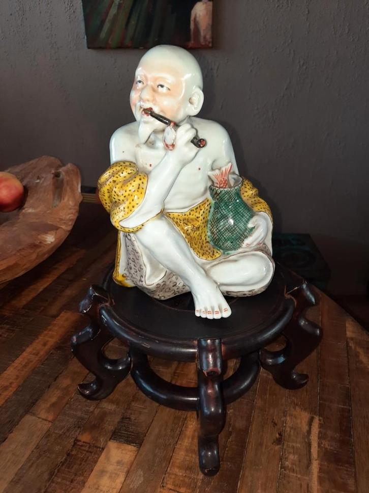 Oosters porseleinen beeld met pijp, Antiek en Kunst, Kunst | Beelden en Houtsnijwerken, Ophalen of Verzenden